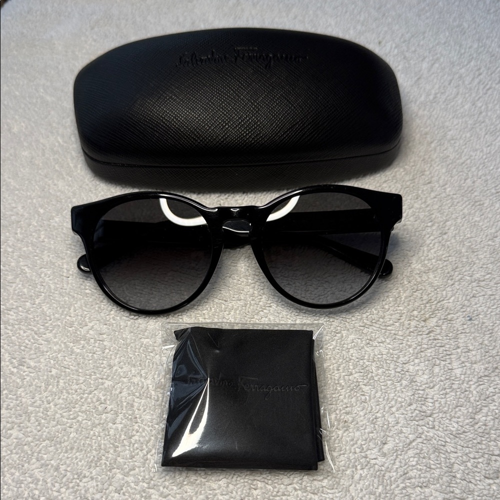 Salvatore Ferragamo SF1068S Black Round Sunglasses 52-20-140